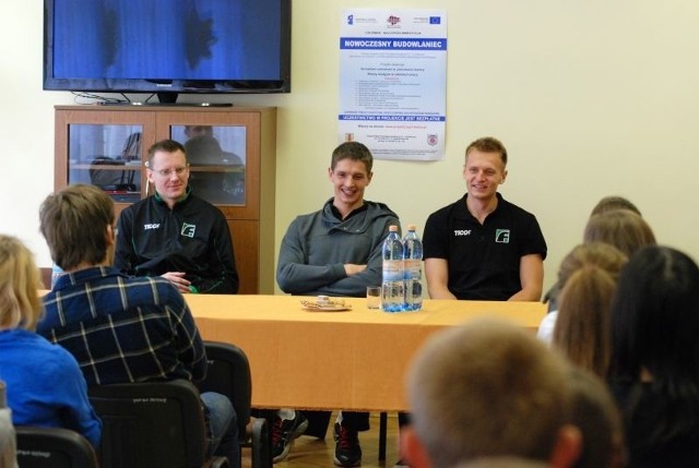Na zdjęciu zawodnicy Farta Kielce, od lewej: środkowy Grzegorz Kokociński, środkowy Miłosz Zniszczoł oraz przyjmujący Adrian Staszewski.