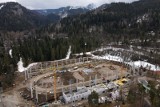 Tor łyżwiarski w Zakopanem powstaje w pięknym miejscu. Budowa trwa, widać już zarys budynku