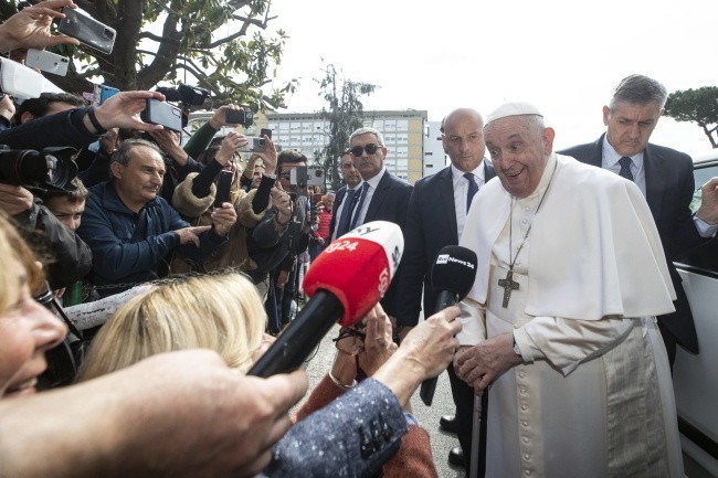 Papież Franciszek opuścił w sobotę klinikę Gemelli....