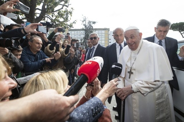 Papież Franciszek opuścił w sobotę klinikę Gemelli. Przebywał w niej od środy z powodu zapalenia oskrzeli.