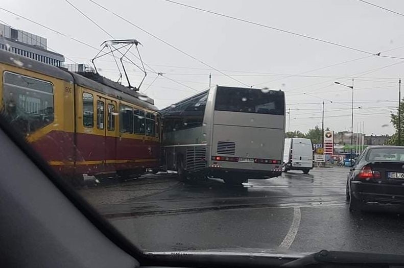 Wypadki na ulicach Łodzi:Tramwaj zderzył się z autokarem, samochód przewrócił się na dach