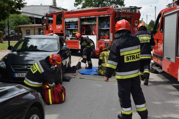 Bomba, pożar i ewakuacja - Powiatowe Ćwiczenie Obronne we Włoszczowie. Z udziałem służb, zarządu powiatu, przedstawicieli gmin (ZDJĘCIA)