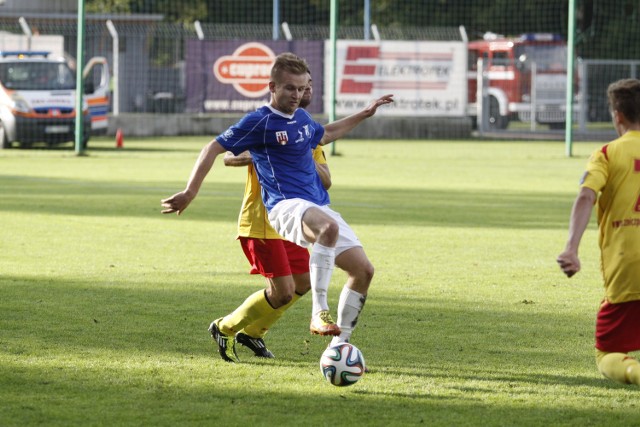 Michał Kojder (niebieska koszulka) zdobył w 4. min gola dla MKS-u.