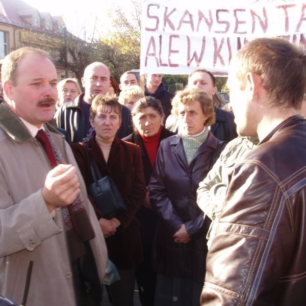 Do rolników zgromadzonych przed Urzędem Miejskim wyszedł burmistrz Stanisław Małachwiej (z lewej). Przekonywał, że na powołaniu zespołu krajobrazowego