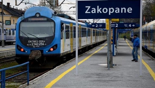 Pociąg czekający na turystów na pustej stacji w Zakopanem