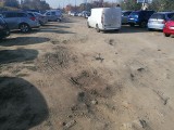 Parking grozy przy cmentarzu na Zarzewie. Jest w tragicznym stanie. Dziura na dziurze! ZDJĘCIA