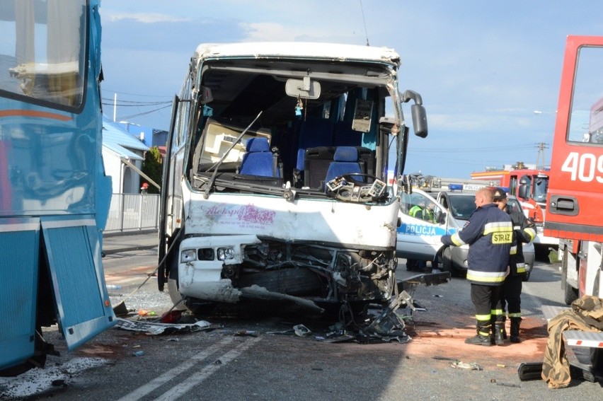 Groźny wypadek w Ruścu koło Bełchatowa. Zderzenie dwóch autokarów wiozących dzieci. Kilkanaście osób rannych