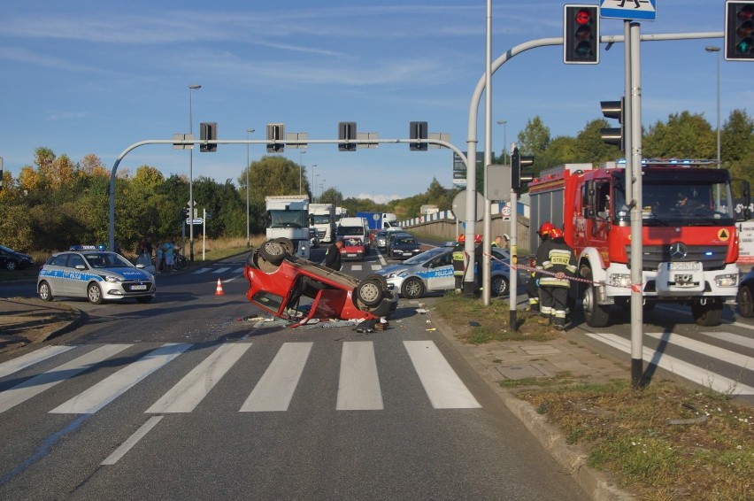 W wypadku został ranny 81-letni kierowca fiata.