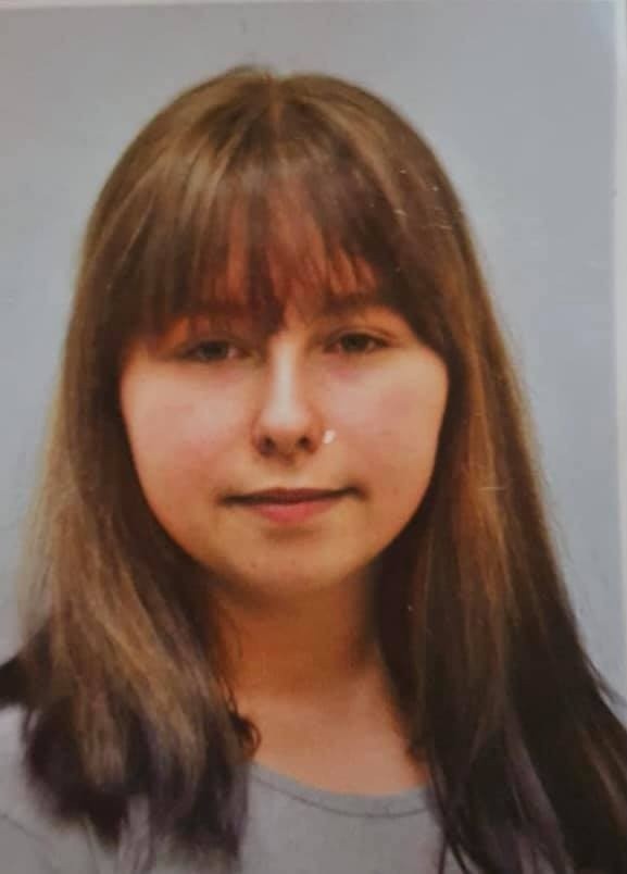 Jessica Simon ma 12 lat i 158 centymetrów wzrostu.  Dziewczyna jest średniej budowy ciała, ma czarne włosy do ramion i niebieskie oczy.