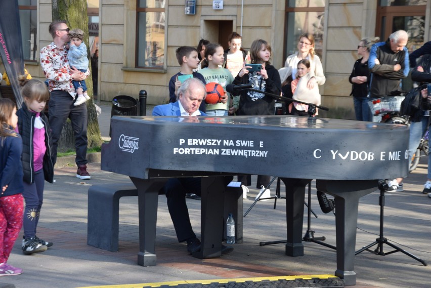 Henryk Jan Botor gra na fortepianie Cadenza na placu...