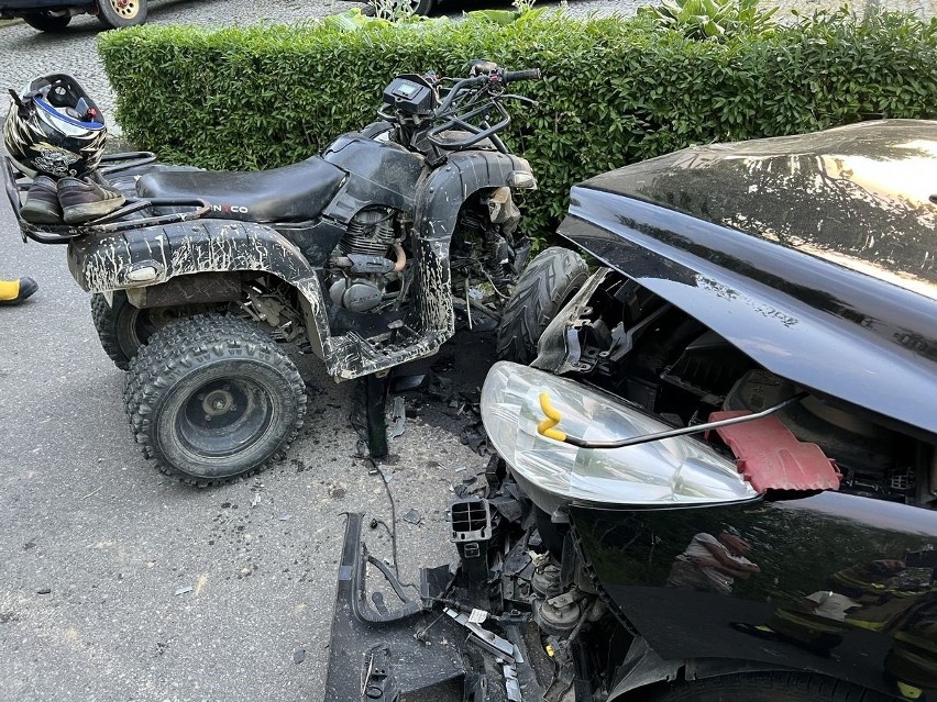 Zderzenie samochodu osobowego z quadem w Mszalnicy. Nastolatek trafił do szpitala 