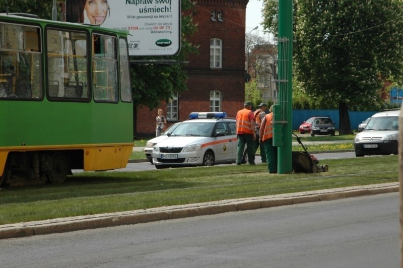 Grunwaldzka: Tramwaj uderzył w samochód ekipy koszącej...