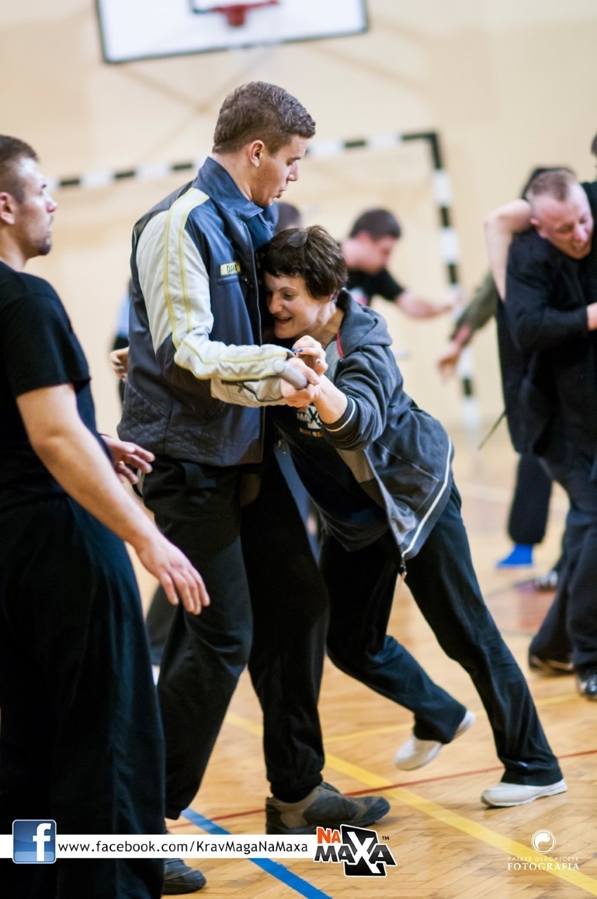 Jak obronić się przed nożownikiem? [PORADY SPECJALISTY KRAV MAGA]