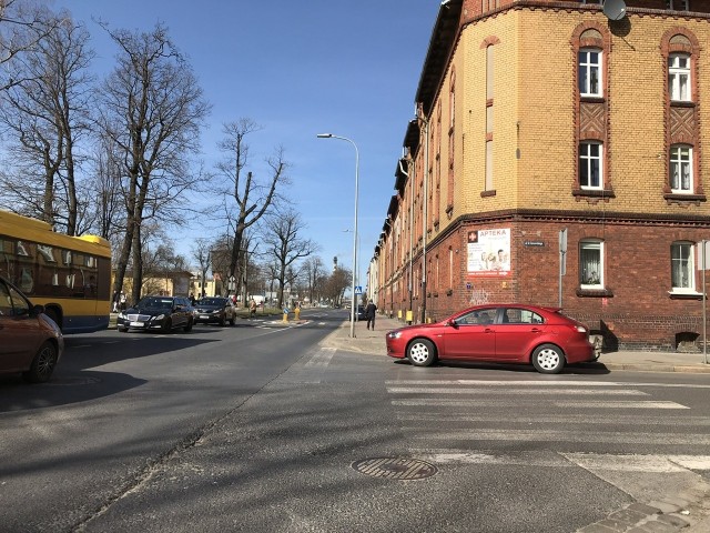 - Najczęściej ta sytuacja ma miejsce, kiedy linie warunkowego zatrzymania zlokalizowane są w taki sposób, że bezpośrednio za nimi znajduje się przejście dla pieszych Kierowca ma obowiązek zastosować się do tych linii czym jednocześnie zastawia przejście dla pieszych – mówi Piotr Tomaszewski, dyrektor Wojewódzkiego Ośrodka Ruchu Drogowego w Słupsku.