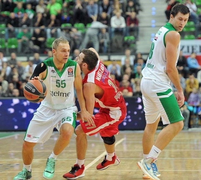 Łukasz Koszarek (z lewej) i Vladimir Dragicević (z prawej) toczyli zacięte pojedynki w Eurolidze. Teraz czekają ich występy w Eurocup.