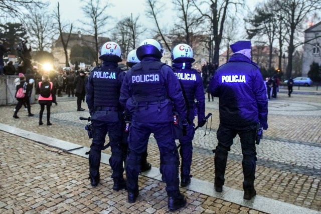 Spora część osób spontanicznie zdecydowała się protestować dalej pod poznańską katedrą
