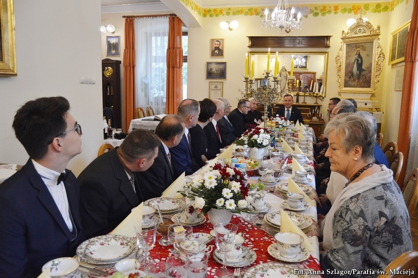 Andrzej Duda modlił się i fotografował wspólnie z...