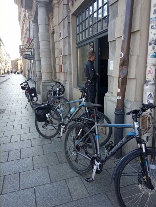 Koronawirus w Krakowie. Policjanci patrolują ulice: teraz również na rowerach [ZDJĘCIA]