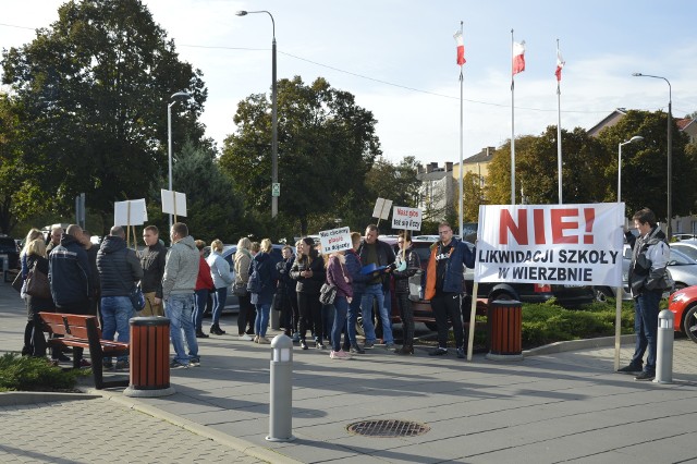 W piątek rodzice uczniów ze szkoły w Wierzbnie (gm. Przytoczna) zrobili pikietę przed Lubuskim Urzędem Wojewódzkim w Gorzowie