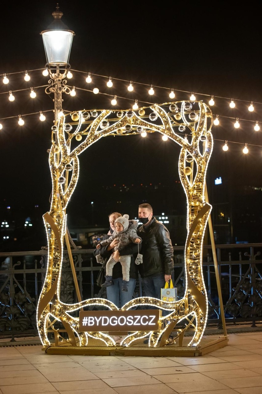 Bydgoszcz w świątecznych iluminacjach. Na Starym Rynku 6...