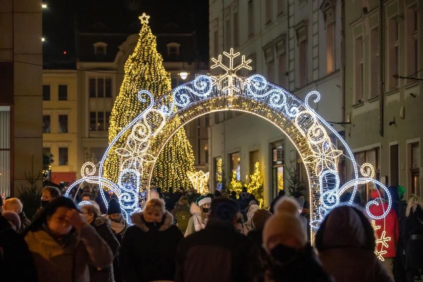 Bydgoszcz w świątecznych iluminacjach. Na Starym Rynku 6...