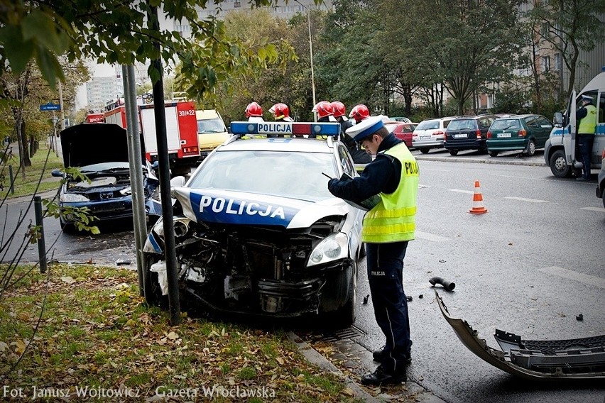 Wrocław: Wypadek radiowozu koło TGG. Policjant wymusił pierwszeństwo (FILM, ZDJĘCIA)