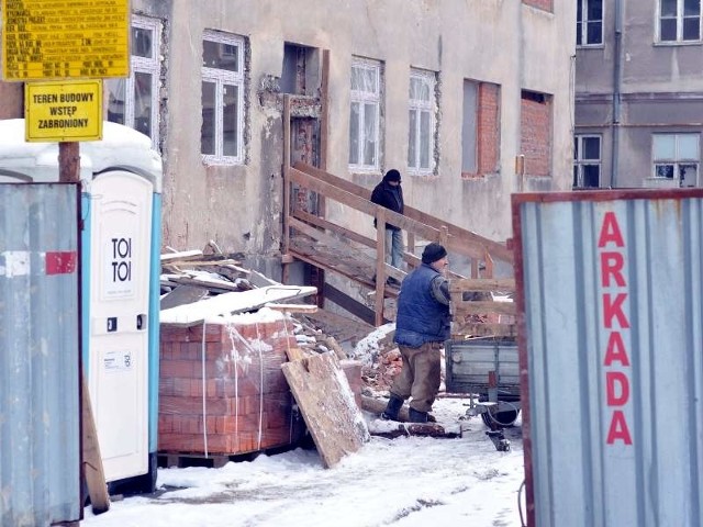 Część Centrum Onkologicznego Szpitala Wojewódzkiego w Tarnobrzegu będzie umiejscowiona w &#8222;Pawilonie B&#8221;, przy którym cały czas trwają prace budowlane.