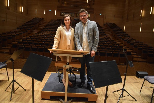 Na nowy sezon artystyczny zapraszają Joanna Pisarewicz (dyrektor filharmonii) oraz Przemysław Fiugajski (dyrygent orkiestry).