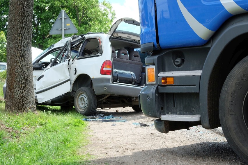 Wypadek na DK 65 w Fastach. Zderzenie ciężarówki z osobówką