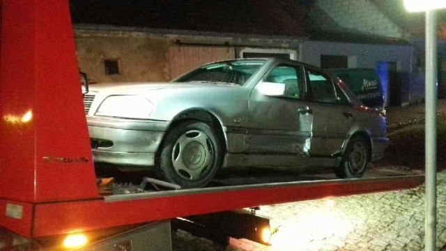 Do wypadu doszło w czwartek, 14 marca, w Kargowej. Kierujący fordem uderzył w bok mercedesa. Ranna kobieta trafiła do szpitala.Kierująca mercedesem mieszkanka Żar jechała prawidłowo. Na skrzyżowaniu w Kargowej pierwszeństwo przejazdu wymusił kierowca forda. Uderzył w bok jej auta.Na miejsce wypadku przyjechała zielonogórska policja oraz ekipa karetki pogotowia ratunkowego. Kobieta kierująca mercedesem została przewieziona do szpitala.Zobacz też: Audi stoczyło się i uszkodziło auta w Zielonej Górze. Kierowca uciekł (FILM Z MONITORINGU)