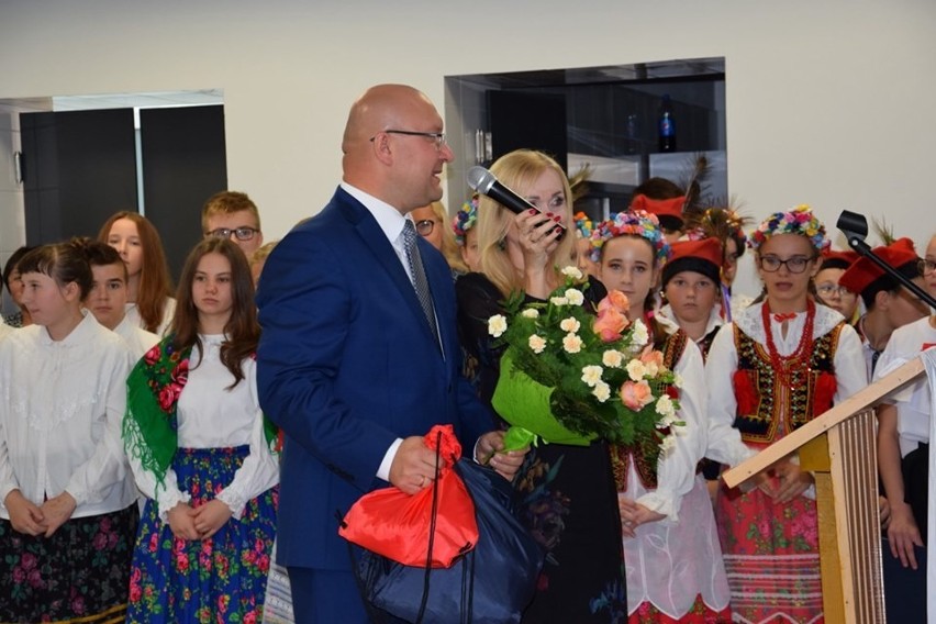 Szkoła podstawowa im. Bartosza Głowackiego w Łobzowie otrzymała nowy sztandar