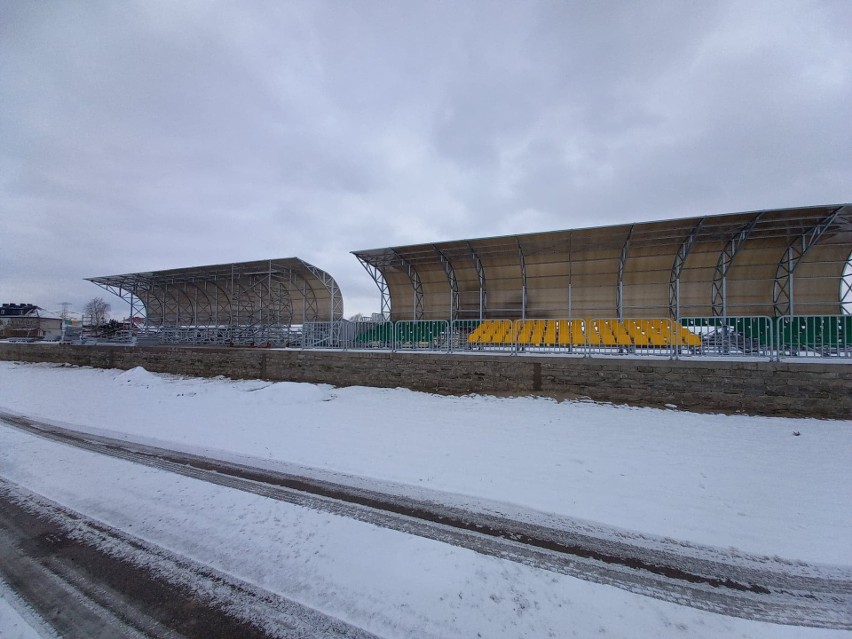 Trybuny stadionu w Głowaczowie już gotowe. Jest też oświetlenie! (ZDJĘCIA) 