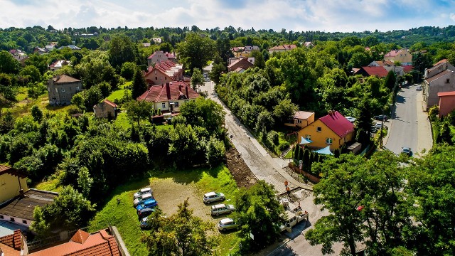 Ulica Szpitalna w centrum Wieliczki zyskała chodnik i nową nawierzchnię z kostki brukowej. O przebudowę tej drogi mieszkańcy apelowali od lat