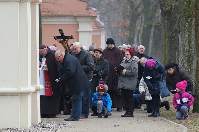 Droga krzyżowa na Kalwarii Pakoskiej"Kłaniamy się Tobie, Panie Jezu"