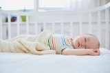 Gorące noce mogą być niebezpieczne dla dziecka. Jak chronić niemowlę przed upałem w nocy? Wypróbuj 5 wskazówek dla bezpiecznego snu malucha