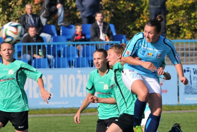 Piłkarki AZS-u Wrocław (zielone stroje) znajdują się obecnie na piątym miejscu Ekstraligi kobiet. Klub ma jednak ambicje, aby w przyszłości powalczyć o wyższe cele