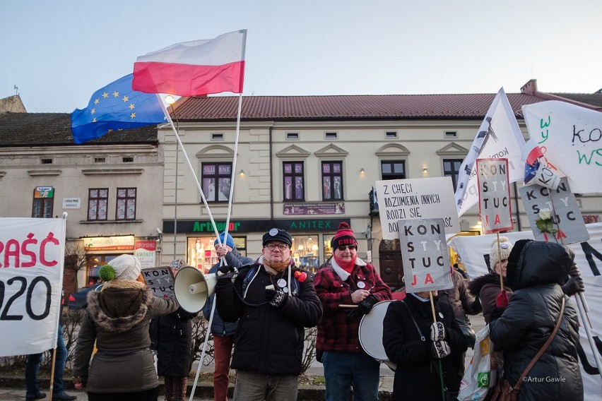 Wybory. Prezydent Andrzej Duda z tytułem honorowego obywatela Zakliczyna. Był zgrzyt. Ludowa kapela i dziecięcy chór kontra KOD [ZDJĘCIA]