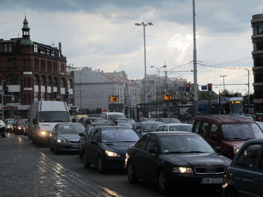 Wrocław: Na Kazimierza Wielkiego kierowcy stoją w ogromnym korku (ZDJĘCIA)