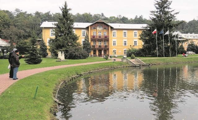 Usytuowane nad parkowym stawem, pięknie odrestaurowane Sanatorium nr 1 „Książę Józef”  to jeden z najładniejszych obiektów uzdrowiska.