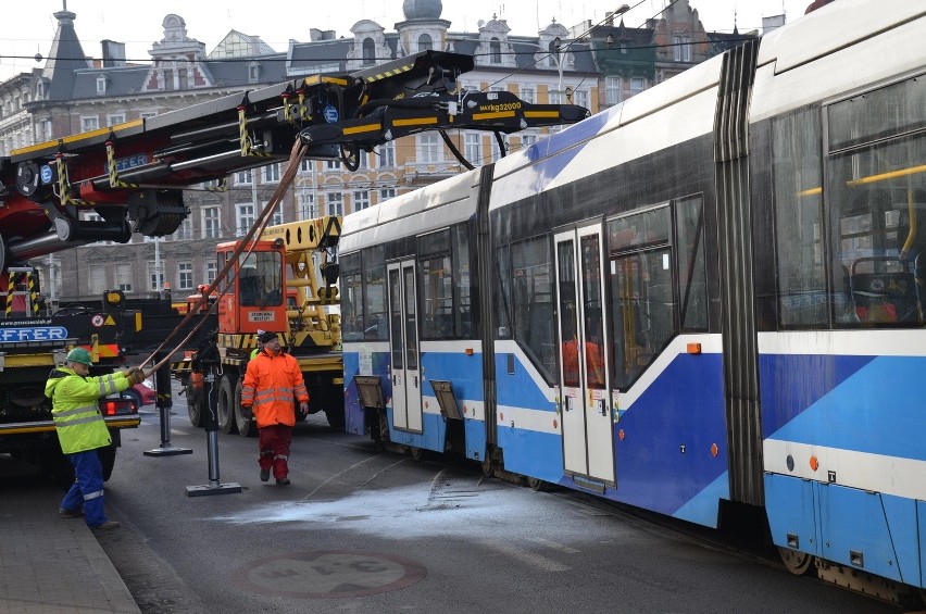 Wrocław: Tramwaj linii 7 wykoleił się na ul. Trzebnickiej (ZDJĘCIA)