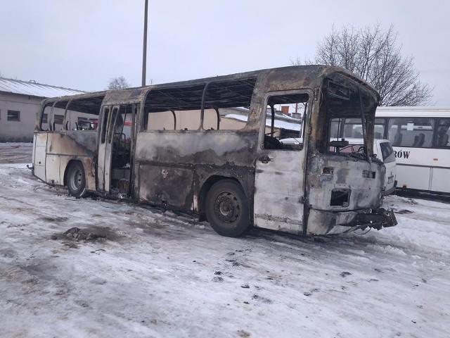 Do tego zdarzenia doszło w czwartek około godziny 10 przy ul. Magazynowej w Zambrowie. Na terenie placu PKS zapalił się autobus.