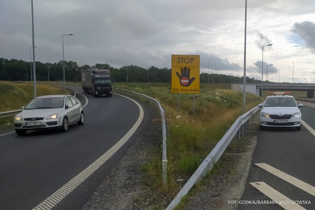 Takie tablice ustawiane są na drogach szybkiego ruchu, aby nie pomylić kierunków jazdy