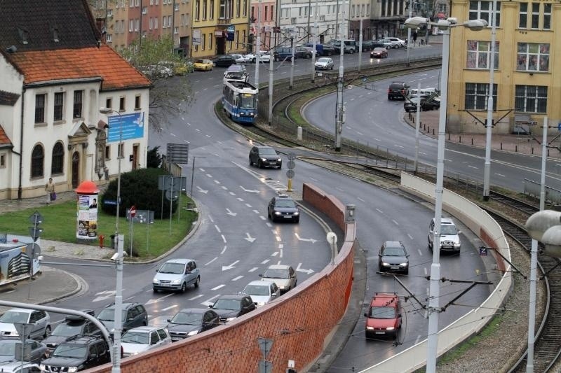 Plac Dominikański po awarii wodociągowej już całkowicie przejezdny (ZDJĘCIA)