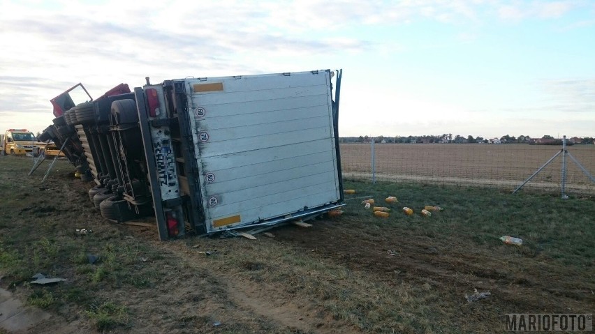 Ciężarowa scania przewróciła się na autostradzie A4.