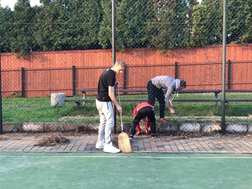 Olkusz. Studenci i licealiści sprzątają boisko