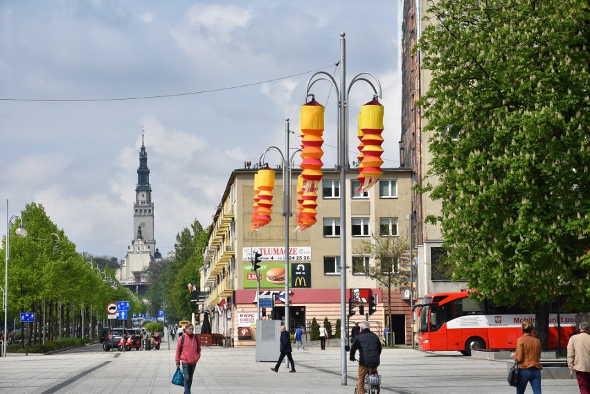 Chińskie lampiony na placu Biegańskiego w Częstochowie