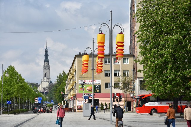 Chińskie lampiony na placu Biegańskiego w Częstochowie