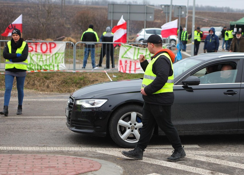 Rolnicy blokują drogę dojazdową do polsko-ukraińskiego przejścia granicznego w Medyce [ZDJĘCIA]