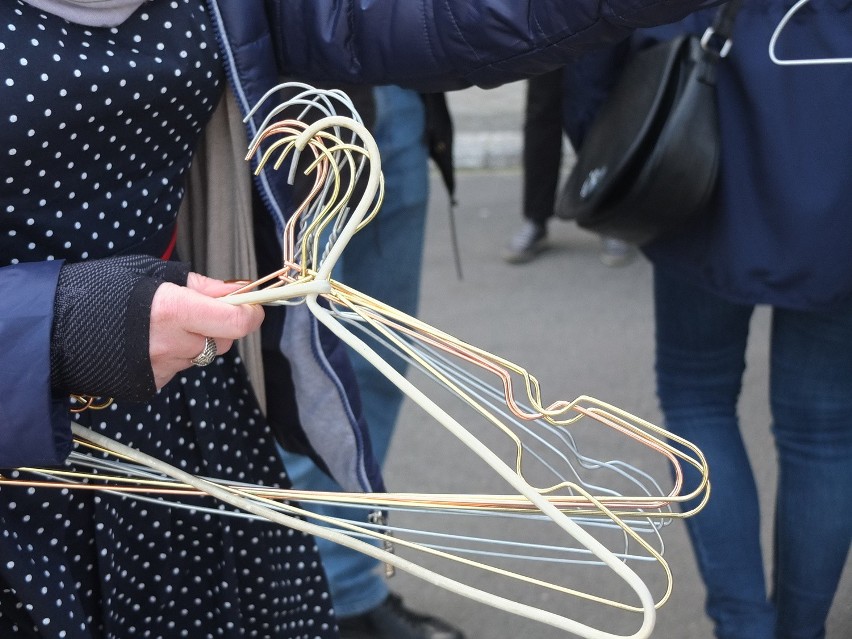 Manifestacja pod urzędem wojewódzkim w Opolu.