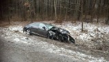 Trasa Sobole – Wieliczki. Groźny wypadek. Mercedes uderzył w przystanek i drzewa (zdjęcia)